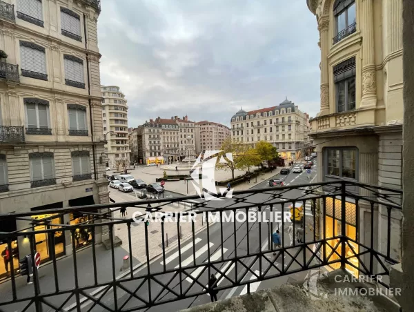 Magnifique vue sur la place des Jacobins- Appartement de 106