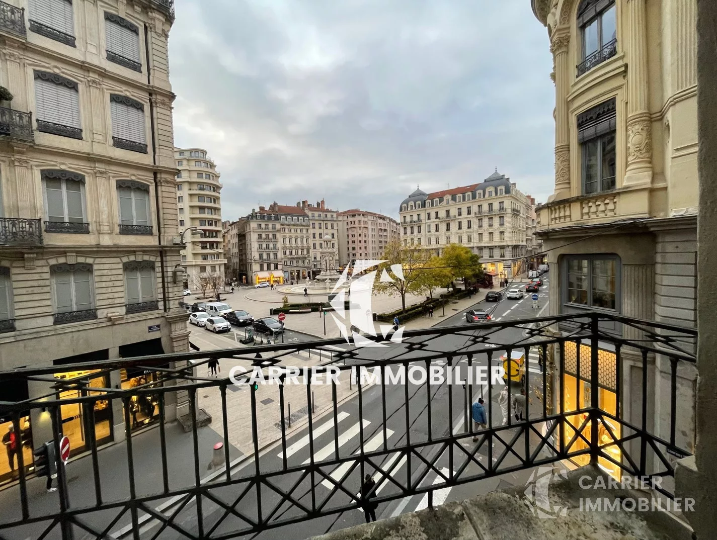 Magnifique vue sur la place des Jacobins- Appartement de 106