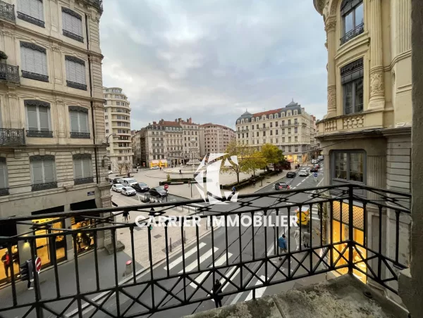 Magnifique vue sur la place des Jacobins- Appartement de 106